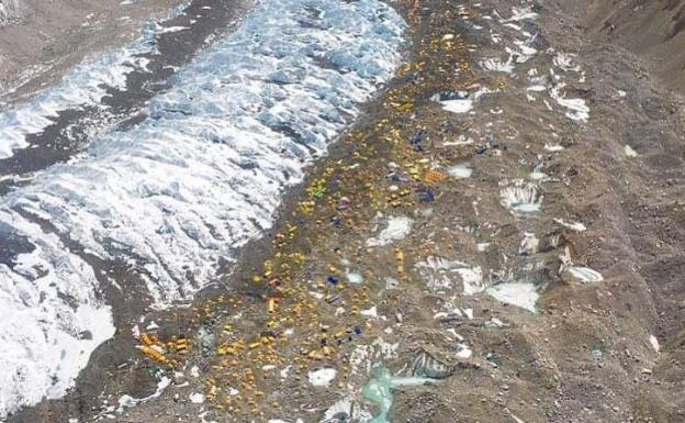 Imagen aérea del campo base del Everest este año.