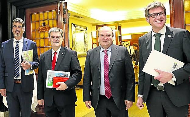 Eneko Goia, Juan Mari Aburto, Andoni Ortuzar y Gorka Urtaran, durante el desayuno informativo celebrado ayer en Bilbao.