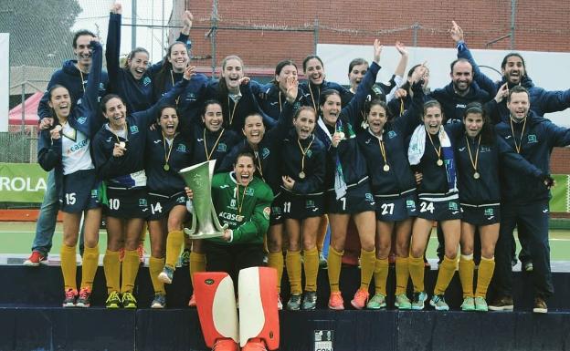 Las jugadoras del Club de Campo celebran el título.