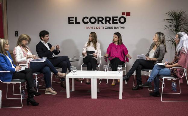 De izquierda a derecha, Amaya Fernández, Teresa Laespada, Unai Rementeria, las moderadoras Marta Madruga y Olatz Barriuso, Bea Ilardia, y Eneritz de Madariaga. :