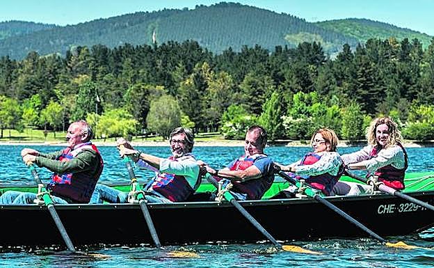 Ramiro González (PNV), Iñaki Oyarzábal (PP), Kike Fernández de Pinedo (EH Bildu), Arantxa Abecia (Podemos) y Cristina González (PSE), remando en el embalse. 
