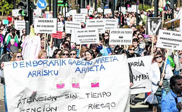 Manifestación de los profesionales de Atención Primaria celebrada en Vitoria.