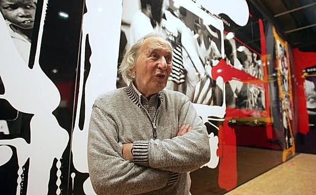 William Klein, en una imagen de archivo durante la presentación en el centro Beaubourg de una parte de su obra fotográfica.