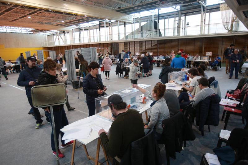 Los vecinos del Casco Viejo y Coronación han acudido a votar a Aldabe.