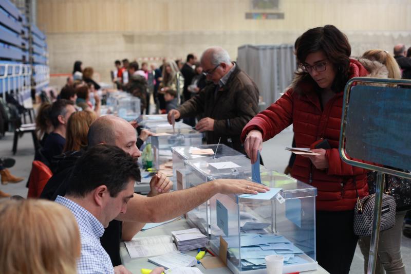 Las urnas se llenan de sobres en Airznabarra.