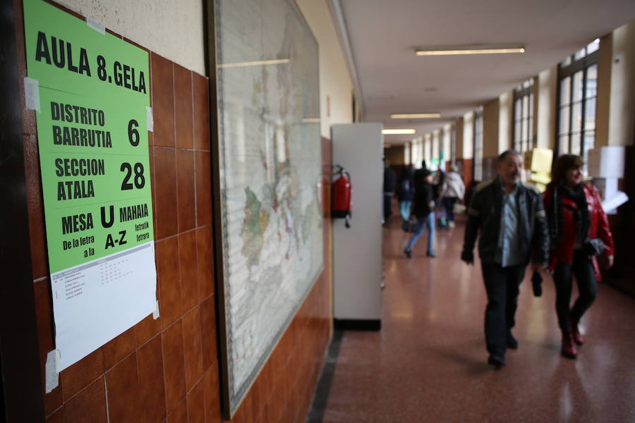 Fotos: Los vizcaínos acuden a votar