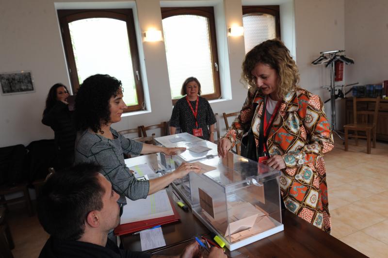 Cristina González, candidata a diputada general por el PSE, ha votado en el Centro Social de Villafranca.