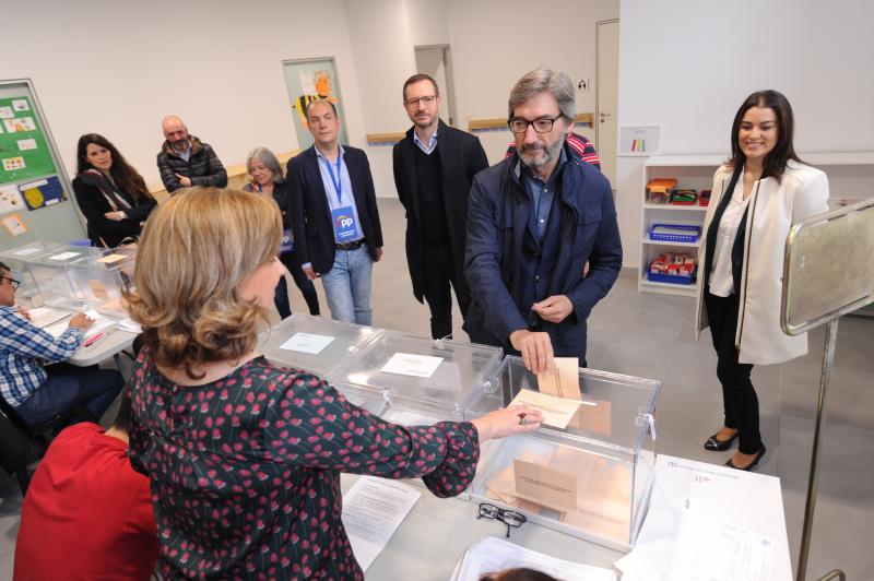 Iñaki Oyarzábal (PP) ha votado en el colegio Sagrado Corazón acompañado por Javier Maroto y Leticia Comerón.