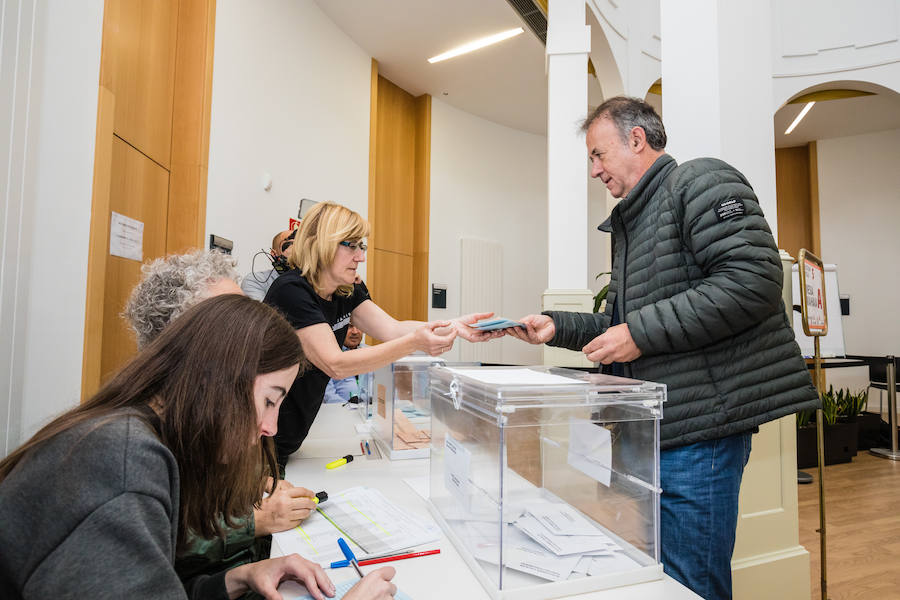 Kike Fernández de Pinedo, candidato a diputado general por Eh Bildu, ha votado en el Semillero de Empresas del Casco Viejo.