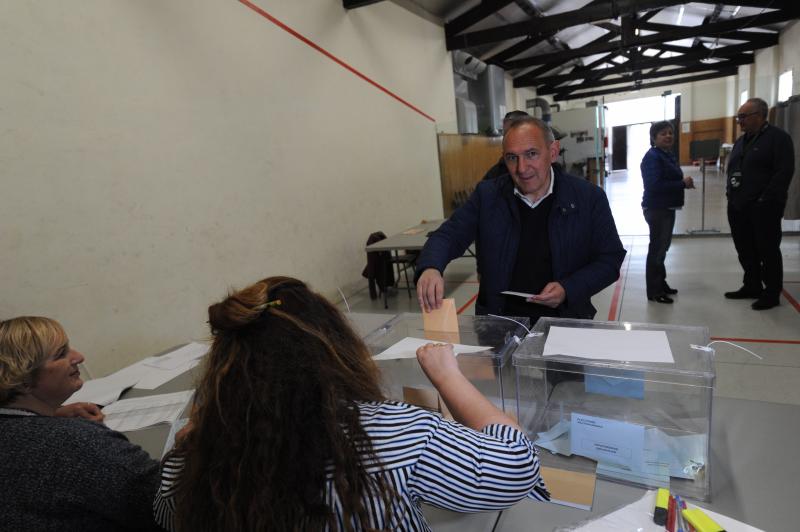 El candidato a la reelección como diputado general Ramiro González (PNV) fue el candidato más madrugador en el colegio electoral Antezana de Foronda.