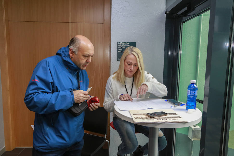 María Eugenia echa una mano a un votante en el semillero del Casco Medieval.