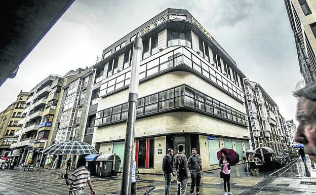 El edificio Ertza, entre Fueros y San Prudencio, acogió el primer gran almacén de Vitoria, Jaun, entre 1972 y 1990.