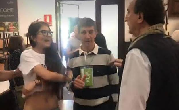 La joven no tuvo inconveniente en cambiarse delante de todos en lugar de ir a un lugar más discreto. 