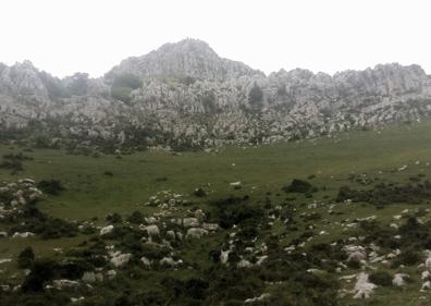 Imagen secundaria 1 - Cerredo, el faro sin luz del Cantábrico
