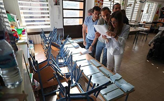 Revisión de papeletas en el colegio Alcazaba de Granada. 