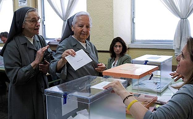 Dos monjas votan en el Insituto de Enseñanza Secundaria Lope de Vega de Madrid. 