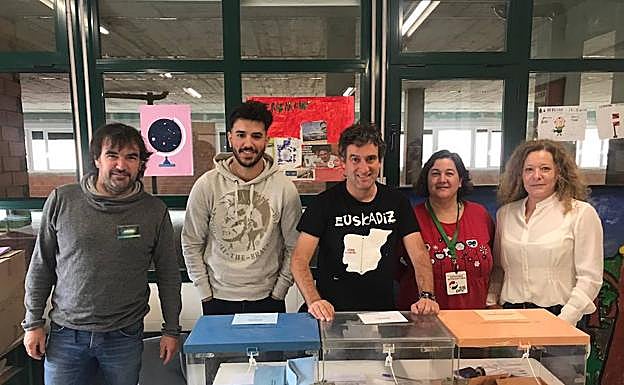 Josean Alija, con camiseta negra, posa con sus compañeros de mesa.