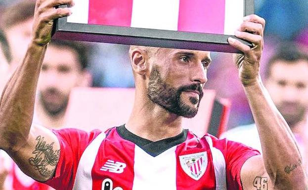 Mikel Rico enseña la camiseta con su nombre y el número el día de su despedida en San Mamés.