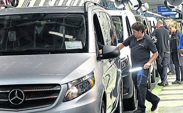 Un operario en la planta de Tubos Reunidos en Amurrio.