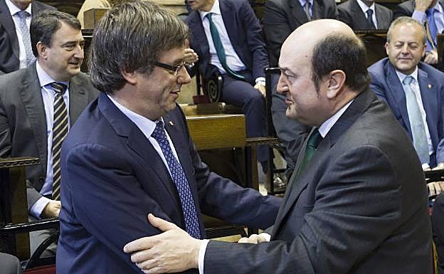 Carles Puigdemont saluda a Andoni Ortuzar
