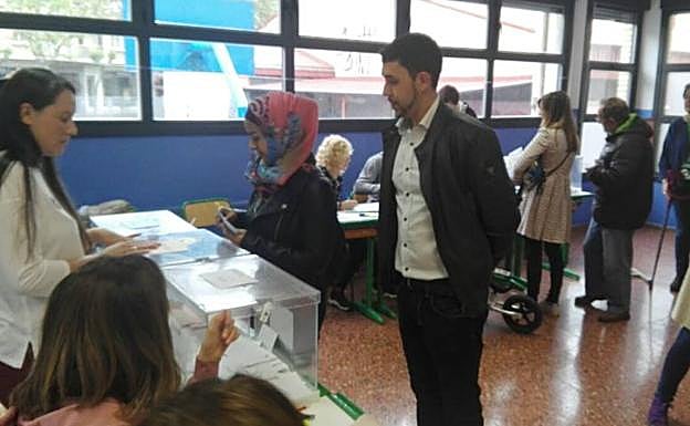 Óscar Fernández cedió su voto en la jornada electoral del domingo.