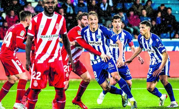 Tomás Pina, en primer plano con Manu Garcia al fondo, busca posición de remate ante el Girona.