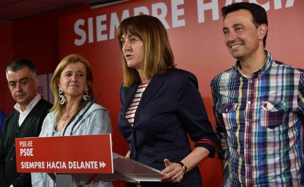 Idoia Mendia, junto a Teresa Laespada y Mikel Torres, en plena valoración de los resultados.