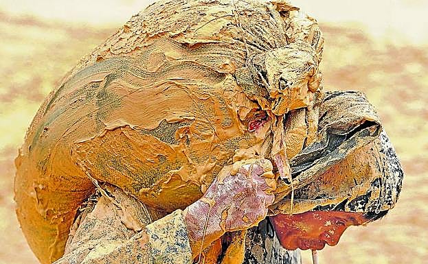 Minero en una explotación de tierras raras en el condado de Nancheng (China).