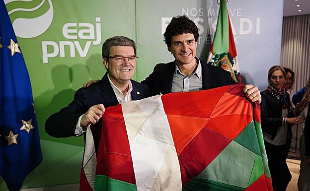 Los candidatos a alcalde y diputado general por el PNV, Juan Maria Aburto, y Unai Rementería. celebran el buen resultado electoral.