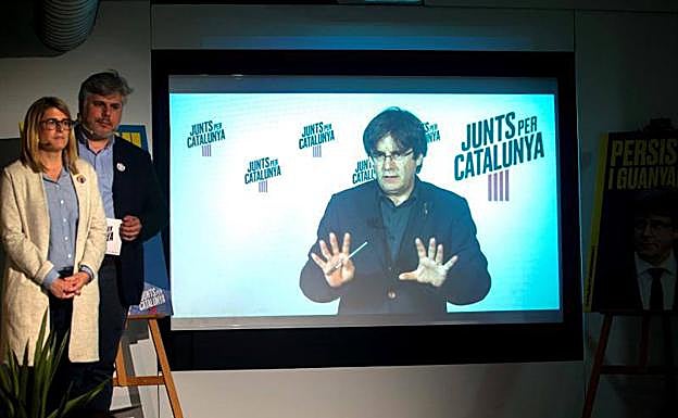 Elsa Artadi y Albert Batet siguen la intervención a través de videoconferencia del expresidente catalán, Carles Puigdemont.