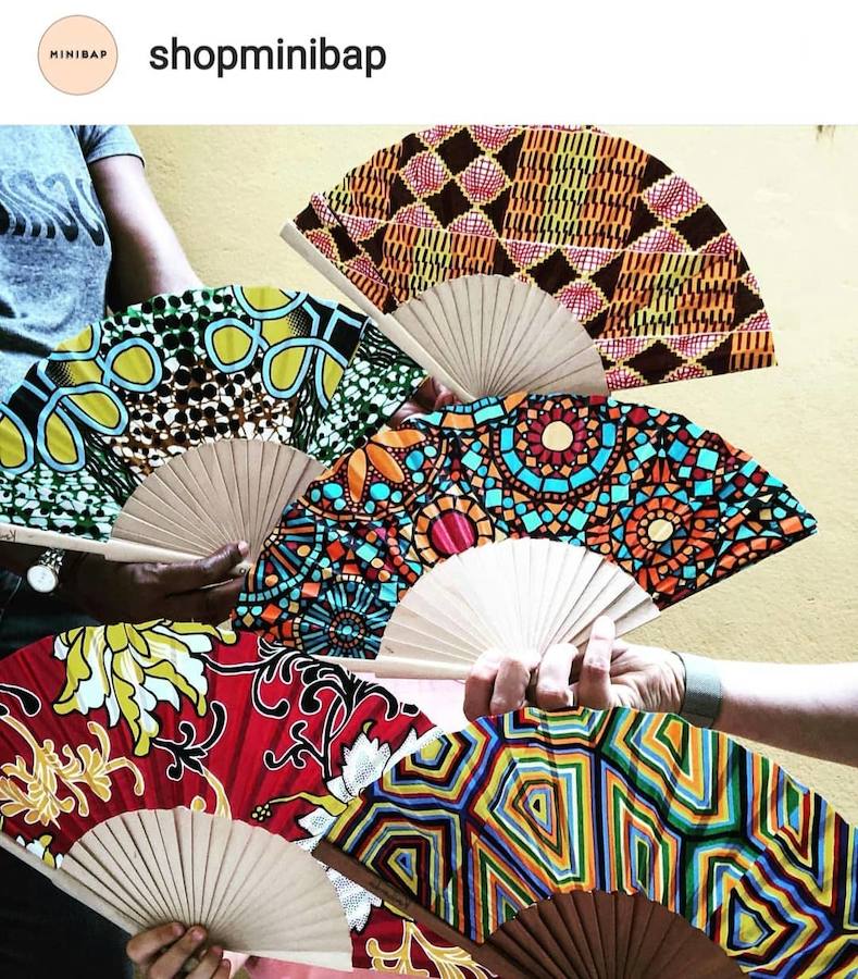 La firma cántabra Kimbamba crea abanicos, collares, sombrillas, turbantes o paraguas con coloridos estampados africanos.
