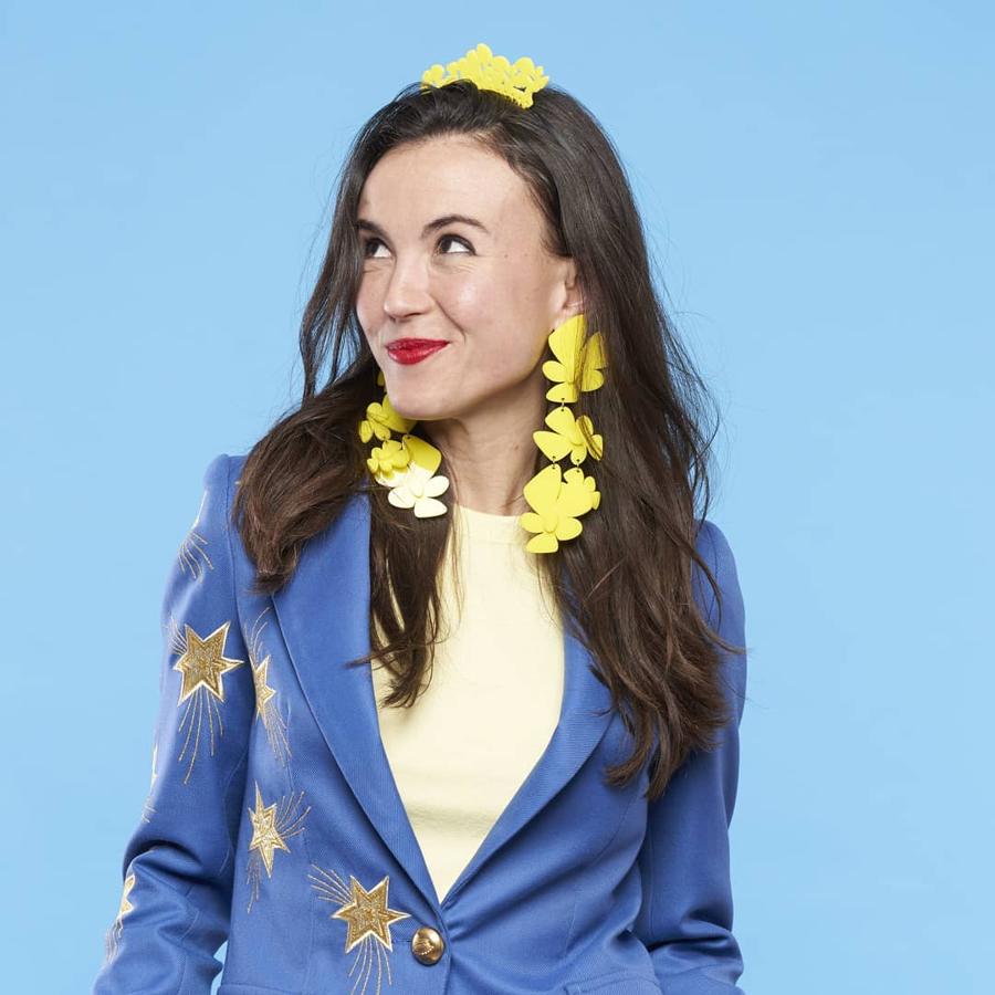 Este tipo de diseños en formato XL y a todo color son capaces de potenciar los vestidos más sencillos. Además, los expertos recomiendan utilizarlos con peinados que retiren el cabello de la cara para que ganen todo el protagonismo