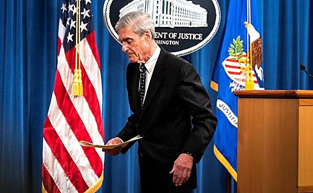 El fiscal especial Robert Mueller abandona el estrado tras la rueda de prensa con la que rompió su silencio. 