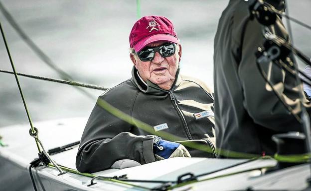 Surcando el mar. A bordo del 'Bribón' en aguas de la ría de Vigo durante una regata, con su gorra-amuleto de color burdeos.