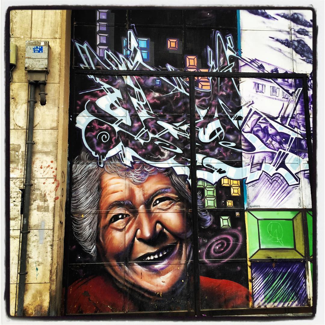 El retrato de una mujer adorna esta lonja situada en la calle Reyes Católicos de Vitoria, frente al centro cívico Iparralde.