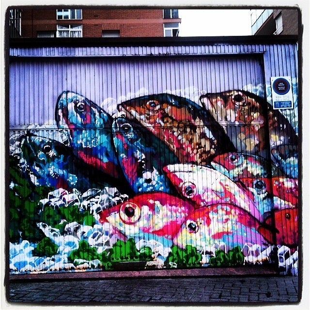 Estos gigantescos peces adornan una de las puertas del mercado de Reyes de Navarra, en el barrio de Zaramaga.