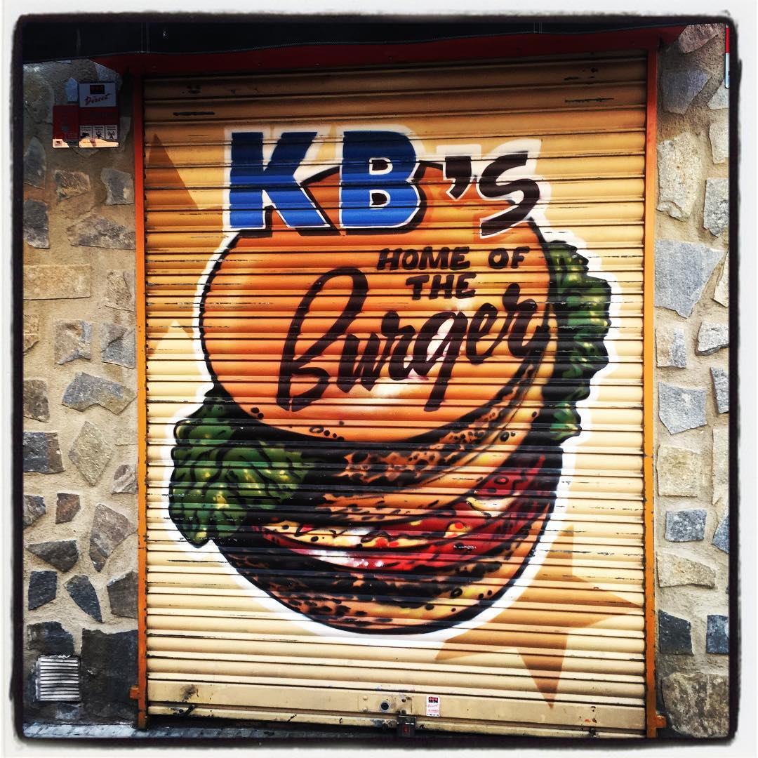 Una gigantesca hamburguesa preside la persiana metálica de este local situado en la calle del Anglo Vasco.