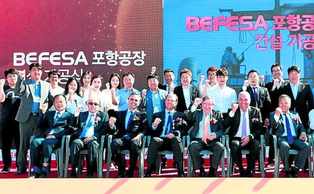 Los directivos de Befesa saludan tras la colocación de la primera piedra de la planta coreana.