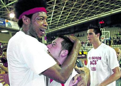 Imagen secundaria 1 - Arriba, Rodríguez, Iker López, Lucho, Iglesias y Patrik, en pleno júbilo. Abajo a la izquierda, Venson Hamilton abraza a un jovencísimo Javi Salgado. A la derecha, Jorge García sujeta a Maluenda mientras corta la red de la canasta.