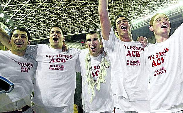 Imagen principal - Arriba, Rodríguez, Iker López, Lucho, Iglesias y Patrik, en pleno júbilo. Abajo a la izquierda, Venson Hamilton abraza a un jovencísimo Javi Salgado. A la derecha, Jorge García sujeta a Maluenda mientras corta la red de la canasta.