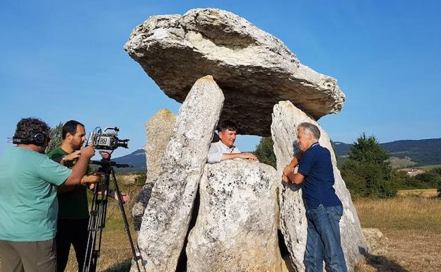 El equipo de grabación toma imágenes de Pimentel y Alday, en el dolmen de Sorginetxe. 