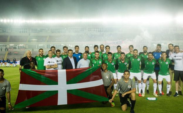 Los jugadores de la Euskal Selekzioa, antes del partido ante Panamá. / EFF-FVF