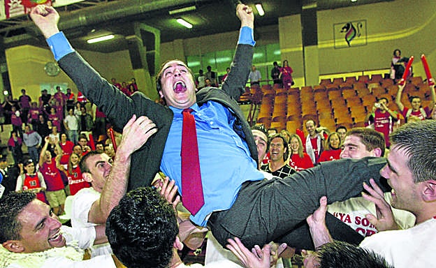 La plantilla mantea a un felicísimo Txus Vidorreta, parte fundamental del ascenso. 