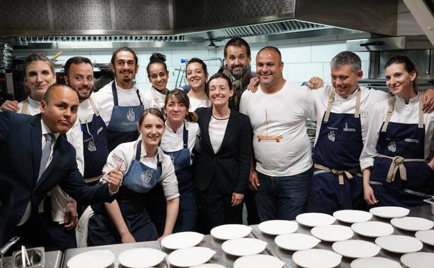 La brigada de cocina del restaurante Mina, de Lara y Álvaro Garrido, posa junto a Ángel León y David de Jorge antes de la cena. 