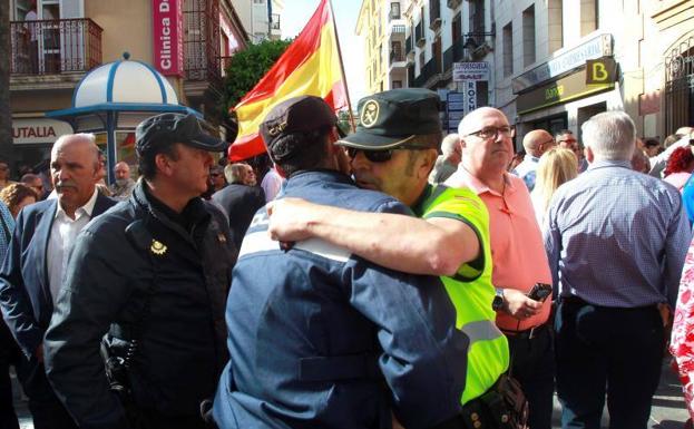 Concentración en Algeciras para expresar rechazo por la muerte del guardia civil.