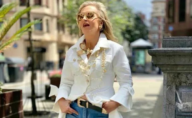 La bilbaína Miren González de Mendialdua luce con estilo una camisa blanca.