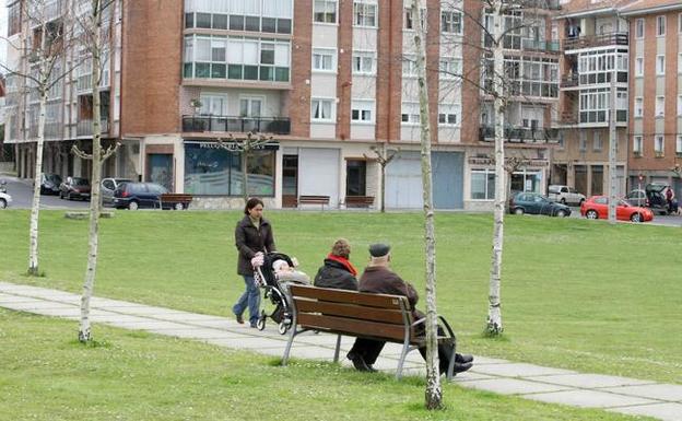 Varios vecinos disfrutan del espacio verde de Lantzarte. 