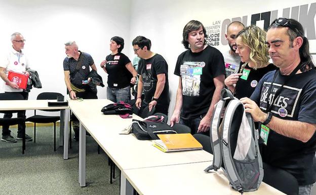 Los representantes de los sindicatos, antes de la reunion en el Consejo de Relaciones Laborales.