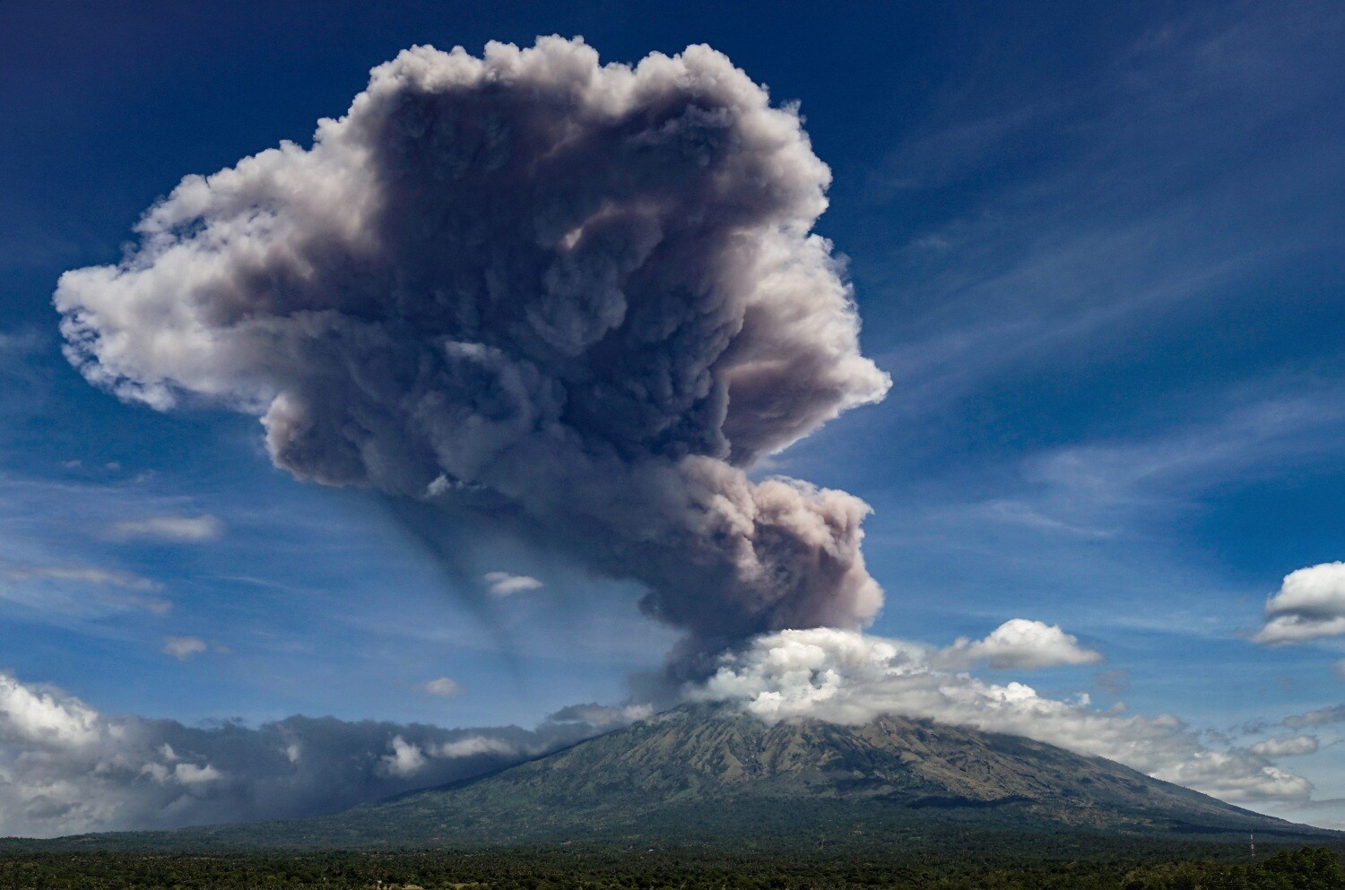 Columna de ceniza sobre el volcán Agung que ha entrando en erupción en la isla de Bali, Indonesia.