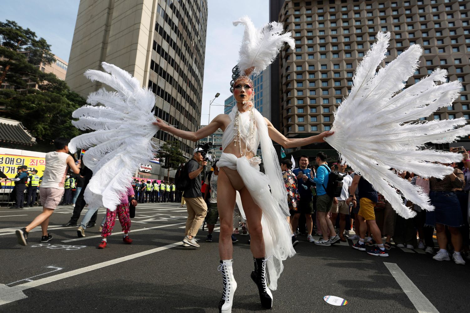 Participantes bailan durante la celebración del Festival "Queer" celebrado en Seúl, Corea del Sur.